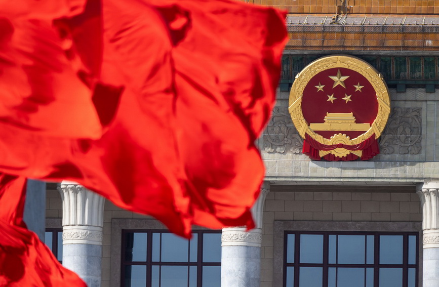 全國兩會召開在即 北京天安門廣場紅旗迎風招展